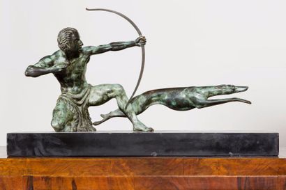 Ghanu GANTCHEFF 
«Archer et lévrier». Epreuve en bronze à patine verte nuancée sur...