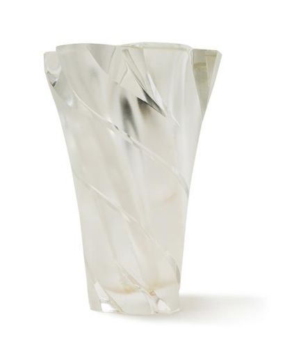 LALIQUE FRANCE 
Vase conique en cristal blanc (petits éclats) à corps torsadé satiné...