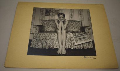 null ECOLE MODERNE 

Nu féminin posant, 1966, photographie en noir et blanc signée...