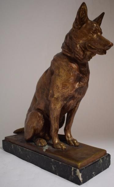 null RICHÉ Louis, 1877-1949, 

Chien loup assis,

 bronze à patine dorée nuancée...