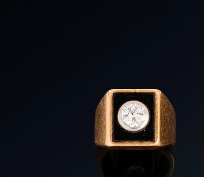 null Bague chevalière en or jaune 18K(750) ornée sur fond d'onyx d'un diamant taille...
