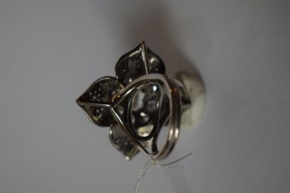 null Bague fleur en or gris 18K(750) à quatre pétales sertis de diamants taillés...