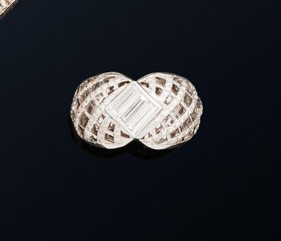 null Bague demi-jonc en or gris 18K(750) ornée de trois diamants baguettes accolés,...