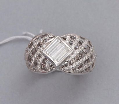 null Bague demi-jonc en or gris 18K(750) ornée de trois diamants baguettes accolés,...