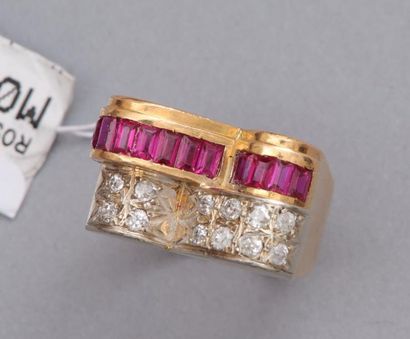 null Bague genre chevalière en or 18K(750) à quatre ponts sertis de pierres rouges...