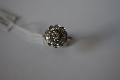 null Bague rosace en or gris 18K(750) ornée d'un diamant demi-taille.
Poids de la...