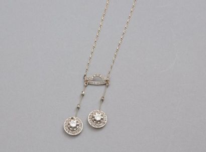 null Collier négligé en or gris 18K (750) orné de deux pendants sertis de diamants...