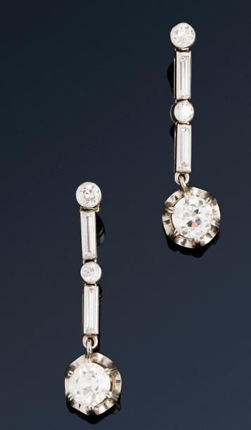 null Paire de pendants d'oreilles en or gris 18K (750) ornés chacun d'un diamant...
