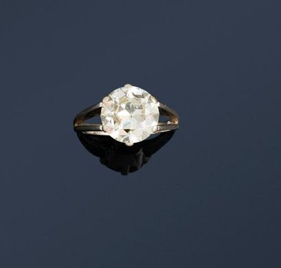 null Bague en or gris 14K (585) sertie d'un diamant demi-taille.
Poids de la pierre:...