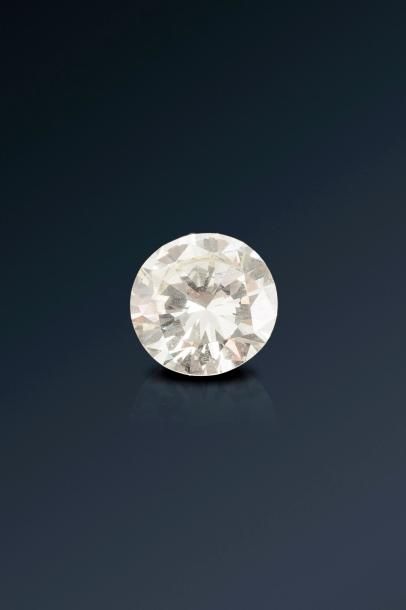 null Bague demi-jonc en or gris 18K (750) sertie d'un diamant taille brillant. Travail...
