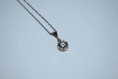 null Pendentif et sa chaîne de cou en or gris 18K(750) serti d'un diamant taille...