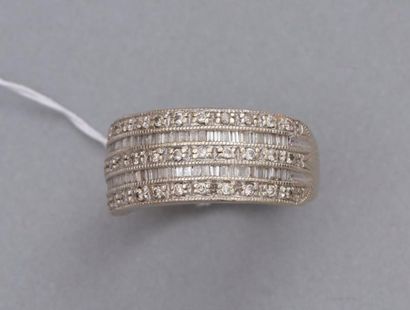 null Bague demi-jonc en or gris 14K(585) ornée de cinq lignes de diamants baguette...