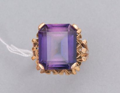 null Bague de genre chevalière en or jaune 18K (750), sertie d'une pierre mauve imitation.
Poids...