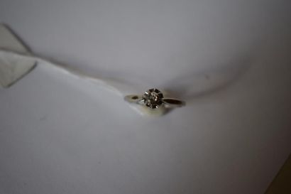 null Bague en or gris 18K(750) sertie d'un petit diamant taille ancienne.
Poids brut:...