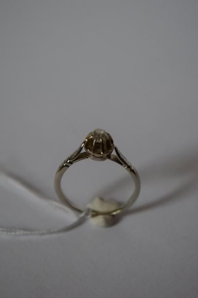 null Bague en or gris 18K(750) sertie d'un petit diamant taille ancienne.
Poids brut:...