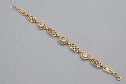 null Bracelet articulé en or jaune 18K(750) à maillons navettes ciselés de feuillages...