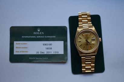 null ROLEX (OYSTER PERPETUAL / DAY - DATE OR JAUNE ref 18038), 1970
Montre d'homme...