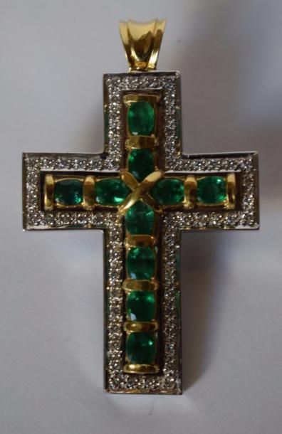 null Croix en ors gris et jaune 18K (750) ornée de dix émeraudes ovales entourées...