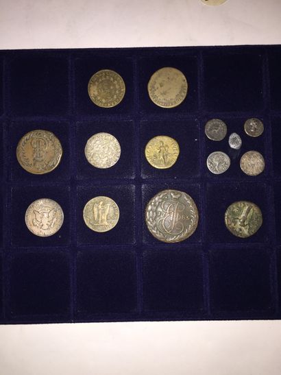 null Un lot de monnaies divers composé de monnaies romaines dont 1 denier de la République...
