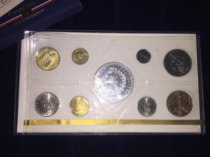null Monnaie de Paris piéces " Fleurs de coins " 

Coffret 1975 1, 5, 10, 20, 50...