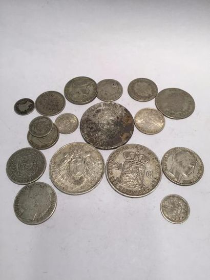 null [ARGENT] 

Un lot de pièces divers dont 10 Fr (1932), 1Fr (1916), 2 Lire (1870)....