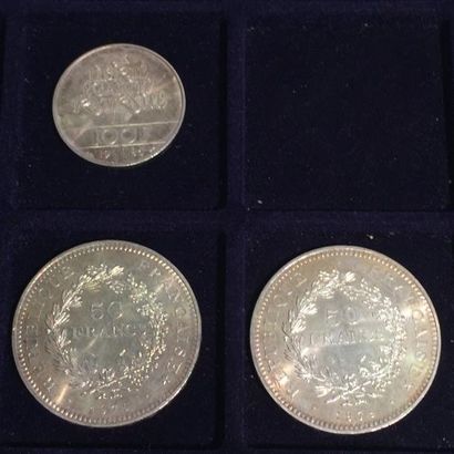 null Lot composé de deux pièces de 50 Francs argent Hercule de 1979 et une pièce...