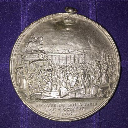 null [ROI DE FRANCE]

Médaille en étain commémorative signée Andrieu, représentant...