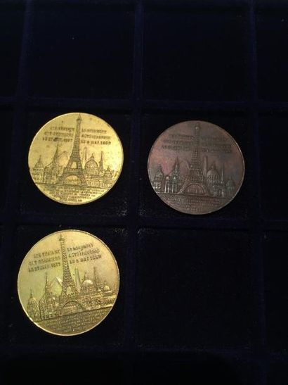 null [PARIS] 

Lot composé de trois médailles commémorative métal. "Souvenir de mon...