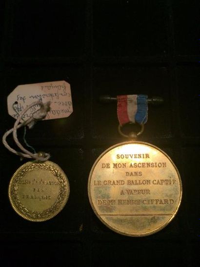 null [PARIS]

Un lot composé de deux médailles commémorative en bronze doré "Souvenir...