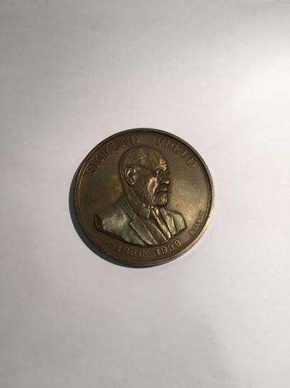 null [ Freud ] [ Médecine ]



Médaille en bronze.

A l'avers : buste de Sigmund...