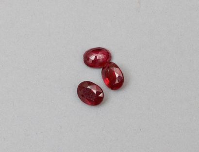 null Trois rubis sur papier (1.8 cts ; 1.9 cts ; 2.05 cts)

