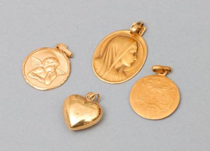 null 2 médailles religieuses, 1 pendentif en forme de coeur, un médaille où figure...