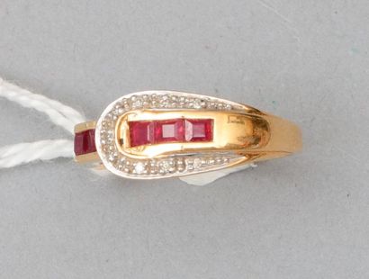 null Une bague boucle de ceinture en or jaune 18k (750) ornée de rubis calibrés et...