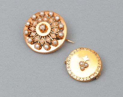 null Deux broches en or jaune 18k (750) sertie de nombreuses petites perles 

Poids...