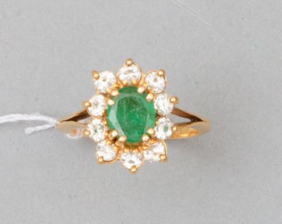 null Bague marguerite en or jaune 18k (750) ornée d'une émeraude dans un entourage...