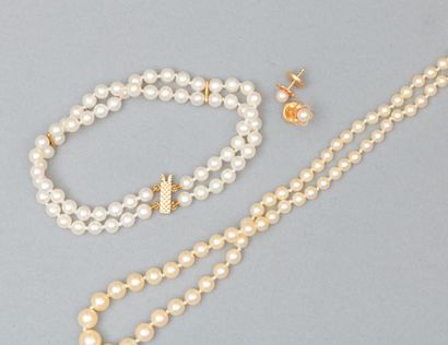 null Collier de perles, bracelet de perles double rangs formant parure, fermoirs...