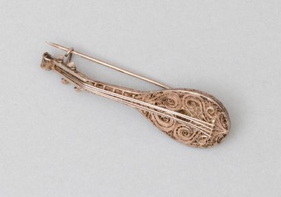 null [ Broche ]

Mandoline en fil d'argent, épingle en métal. L. : 6,5 cm

Poids...