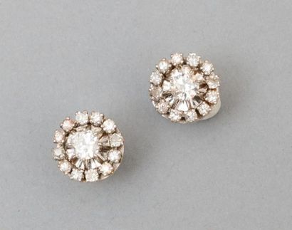 null Paire de clous d'oreilles en or gris 18k (750) ornée chacun d'un diamant (env....