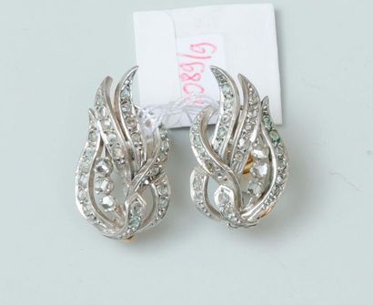 null Paire de clips d'oreilles flammés en or gris 18K(750), sertis de diamants taillés...