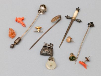 null Lot de petits bijoux de la fin du XIXème siècle :

comprenant : trois épingles...