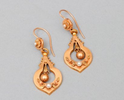 null Paire de boucles d'oreilles en or jaune 18k (750) sertie de petites perles baroques,...