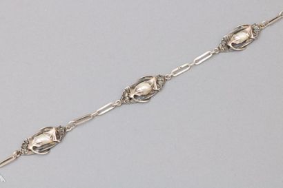 null DUMONT

Bracelet en argent à décor de feuilles de nénuphars ensserrant une perle...