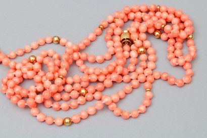 null Collier sautoir en perles de corail. Longueur : 96 cm.