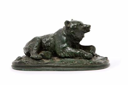 BARYE Alfred, 1839-1882 
Ours couché
bronze à patine verte, fonte d'édition posthume,...