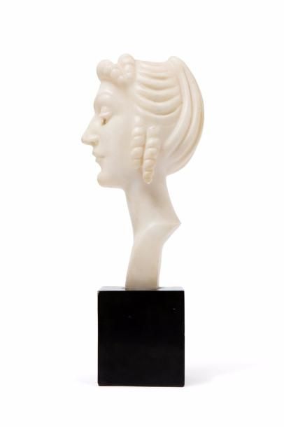 GERMAY A. XXE SIÈCLE 
Profil féminin bas-relief en albâtre (infimes éclats) sur socle...