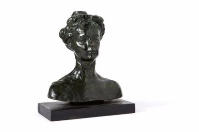 RODIN Auguste, d'après 
Buste de femme
bronze à patine verte sur socle en bois noirci,...