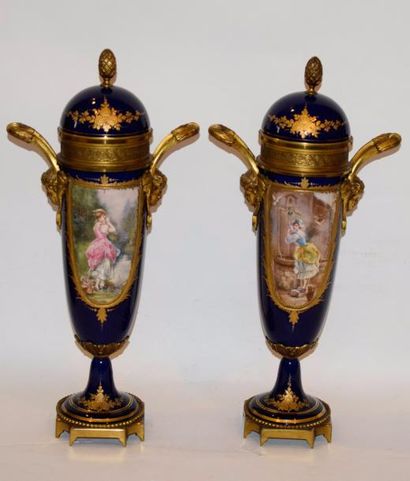 FRANCE, PARIS Paire de vases -dans le goût de Sèvres XIXe
Paire de vases couverts...