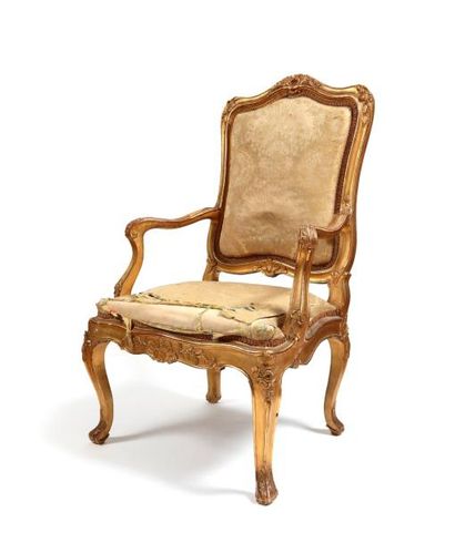 null Ensemble de quatre fauteuils à la reine en bois sculpté et doré à haut dossier...