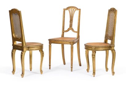 null Ensemble composé d'une paire de chaise en bois sculpté et doré à assise et dossier...