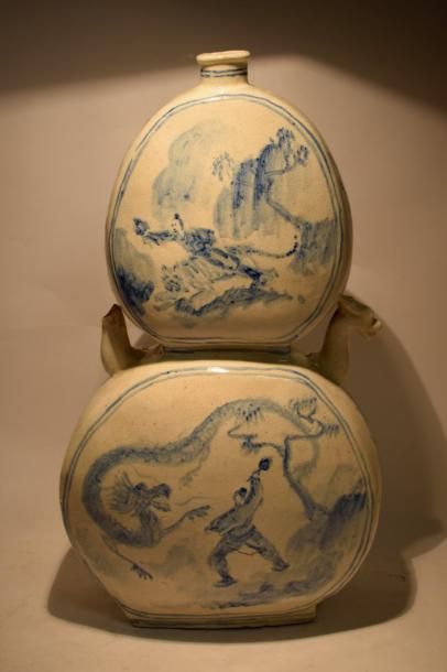 Corée, XIXe Une grande double gourde en porcelaine à décor bleu et blanc sur une...